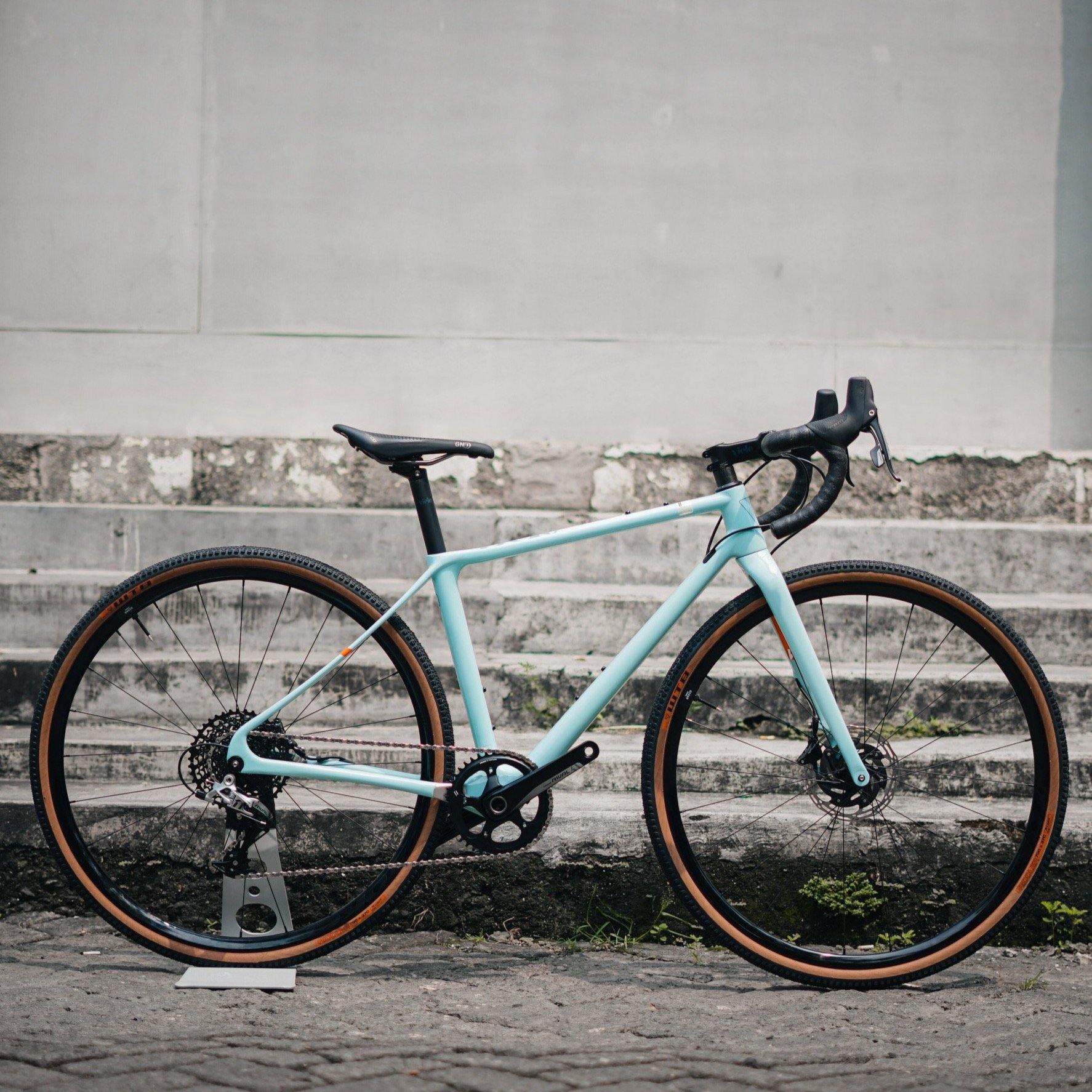 vielo gravel bike Vielo V+1 Alto Gravel Bike with SRAM Rival